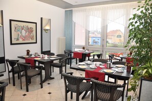 包含每日自助早餐