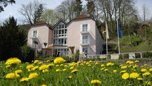 A two-story building with a balcony and a sign that reads "AUSGANG". - Altstadthotel An Der Werra (Meiningen)