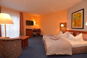 Minibar, desk, blackout curtains, bed sheets - Altstadthotel An Der Werra (Meiningen)