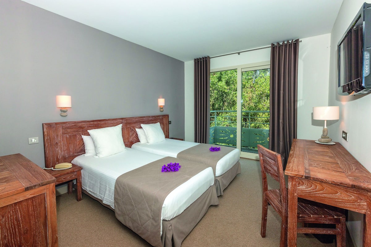 In-room safe, desk, soundproofing, iron/ironing board (on request)