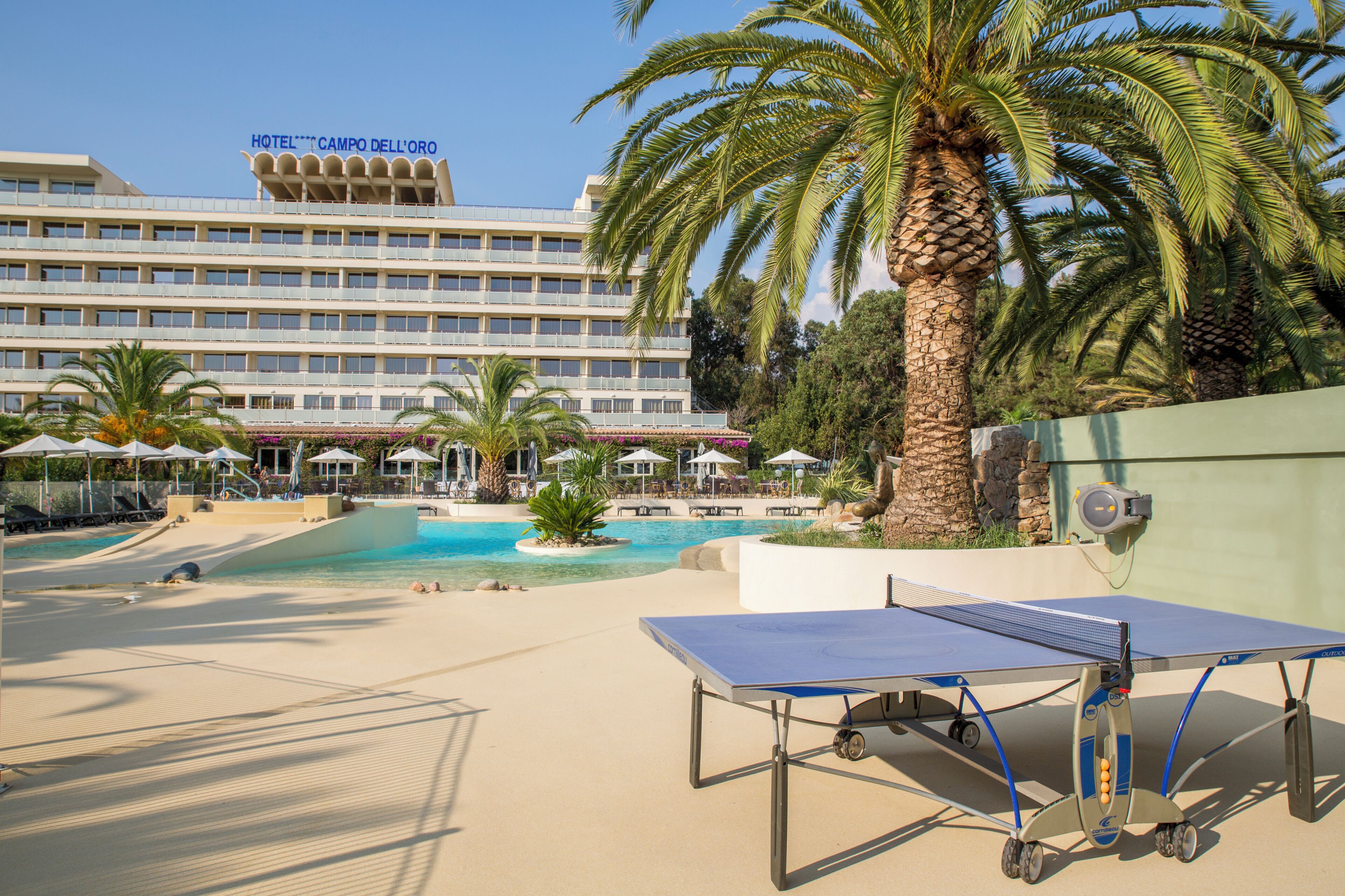 Un hôtel doté d’une piscine, d’un espace extérieur aménagé et d’un court de tennis.