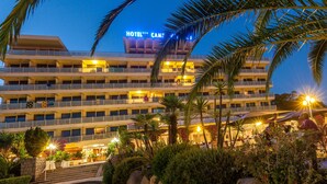 A multi-story hotel with balconies and a pool area. - Campo Dell'Oro (Ajaccio)