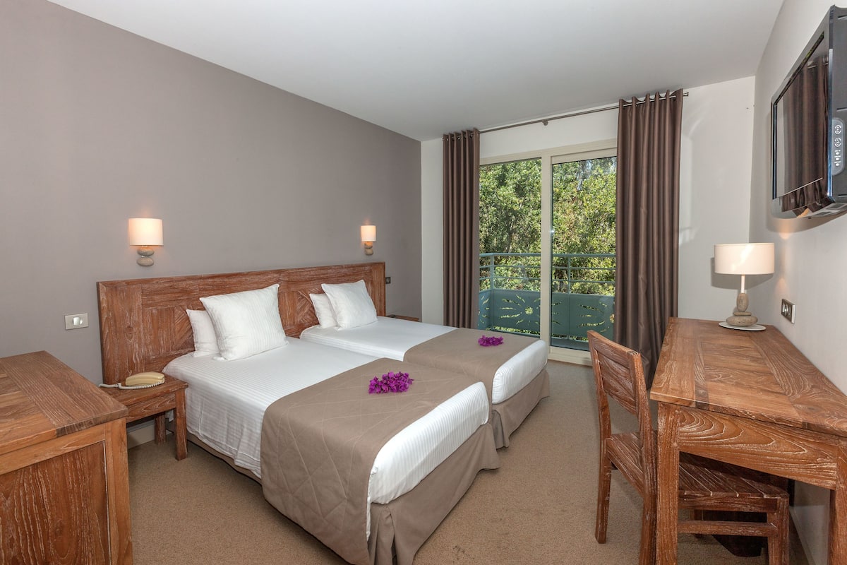 In-room safe, desk, soundproofing, iron/ironing board