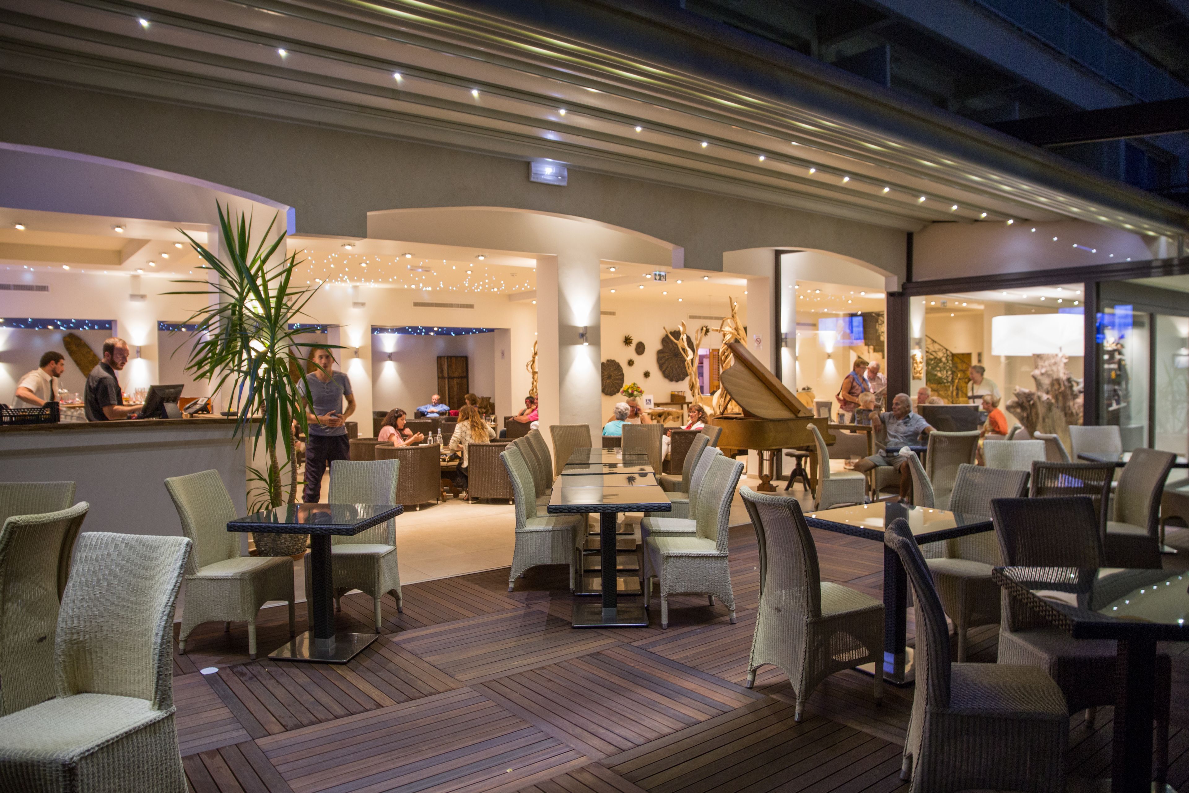 Bar à cocktails, vue sur le jardin, ouvert certains jours