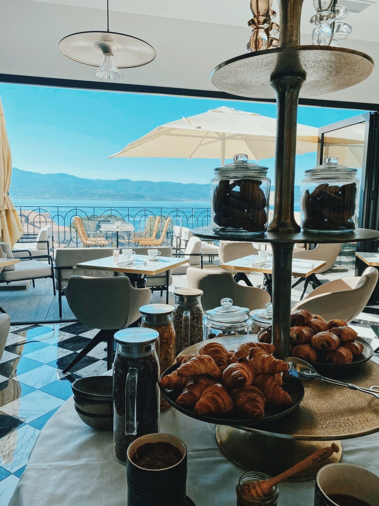 Petit déjeuner buffet servi tous les jours en supplément