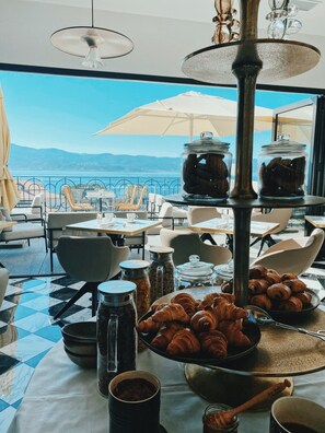 Tägliches Frühstücksbuffet gegen Gebühr