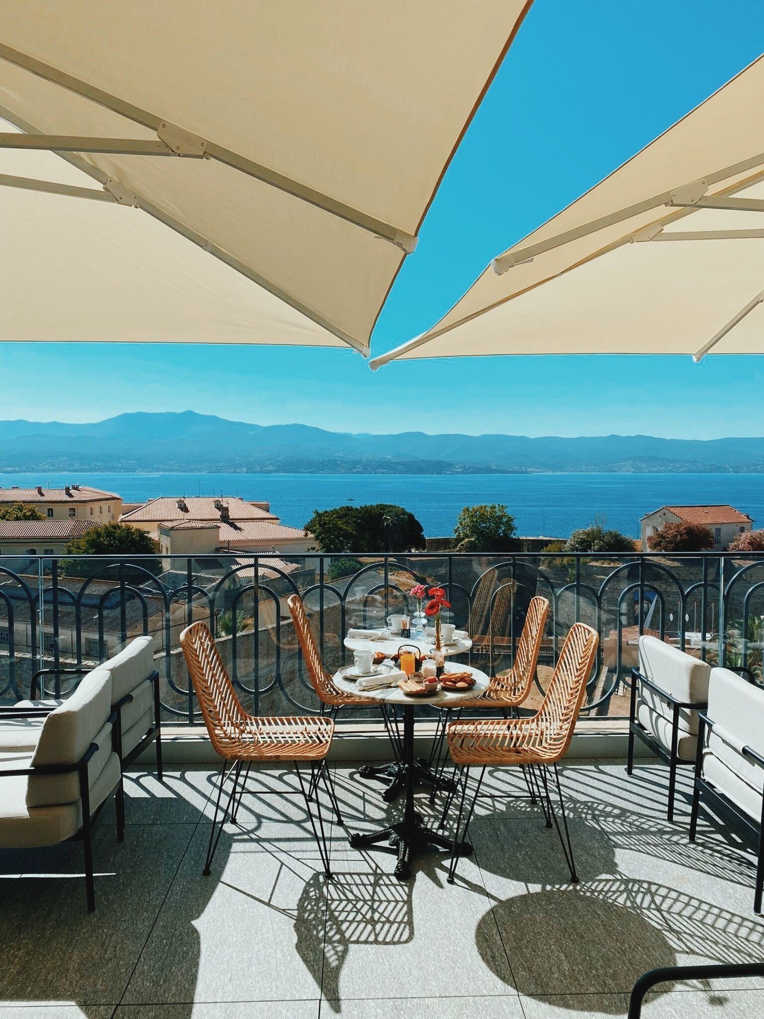 daily buffet breakfast for a fee