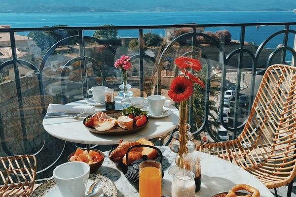Daily buffet breakfast for a fee