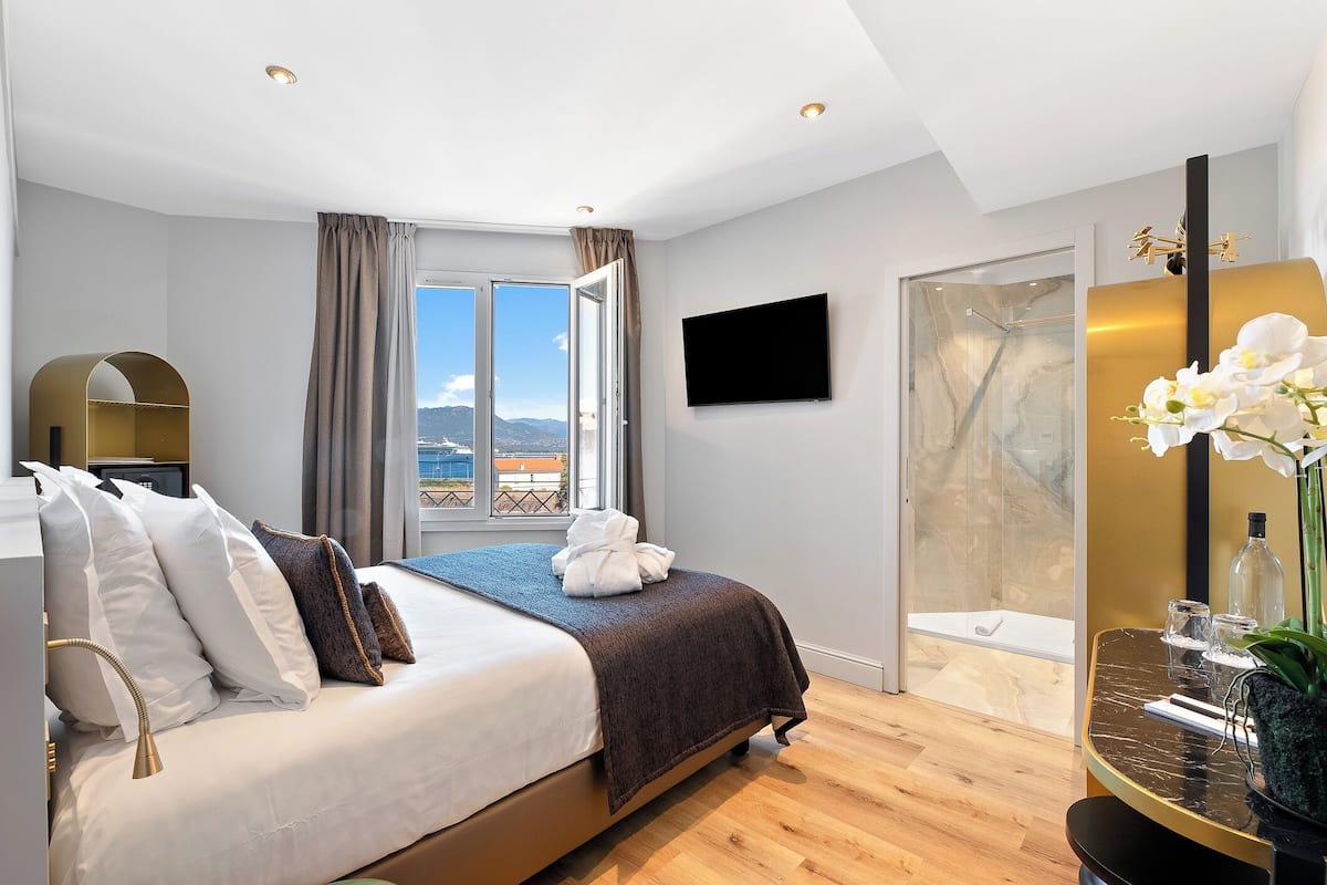 Double Room Single Use, Sea View | Bathroom | Shower, free toiletries, hair dryer, bathrobes