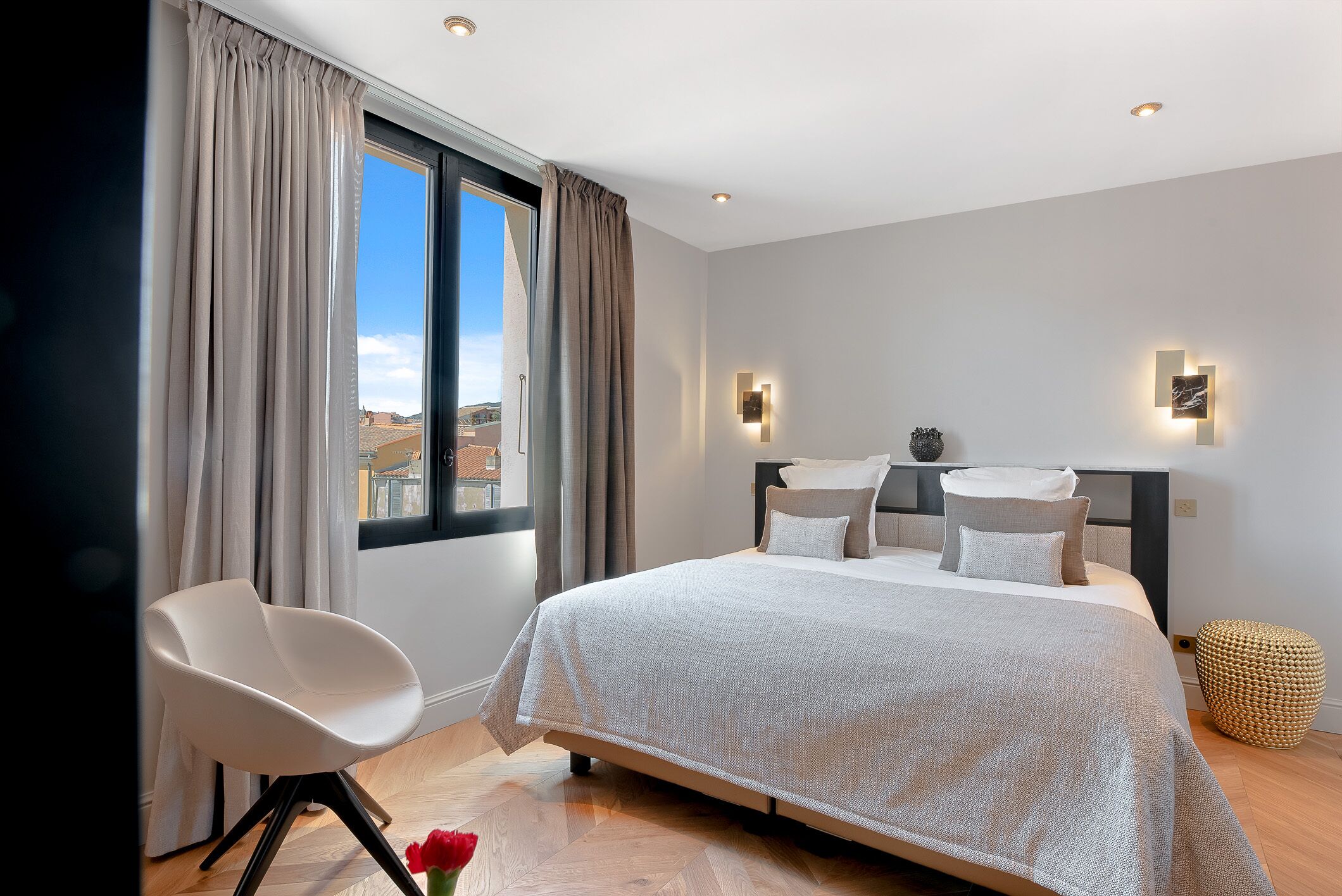 luxury penthouse | premium bedding, in-room safe, desk, soundproofing