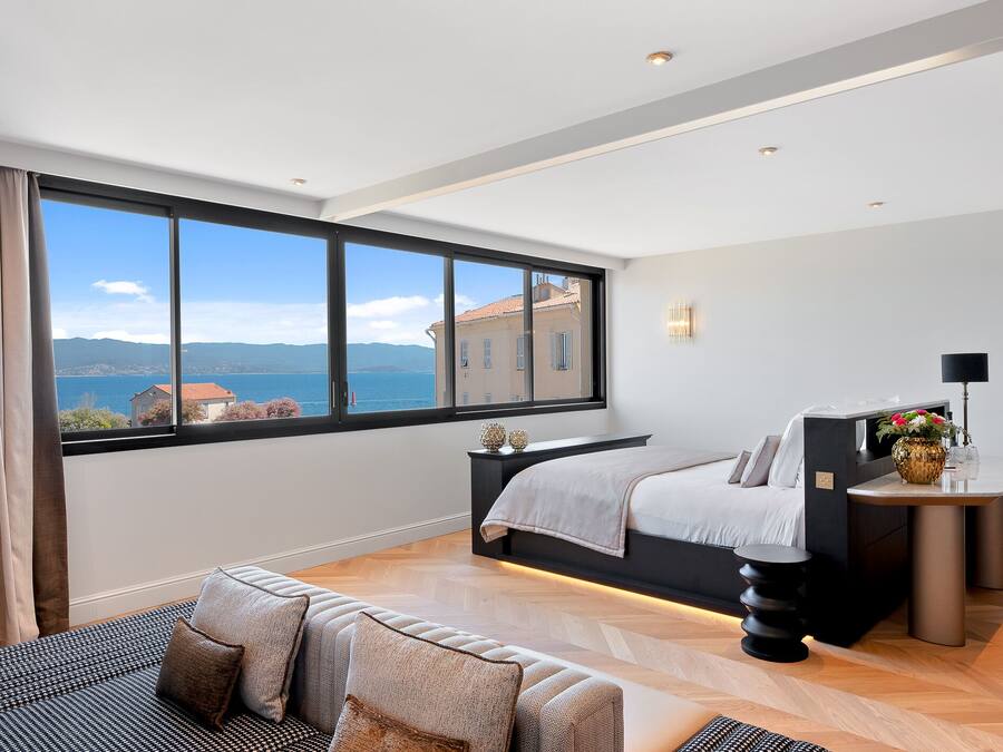 Luxe penthouse | Luxe beddengoed, een minibar, een kluis op de kamer, een bureau