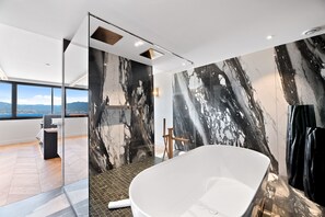 Penthouse de lujo | Baño | Regadera, amenidades de baño gratuitas, secadora de cabello, batas 