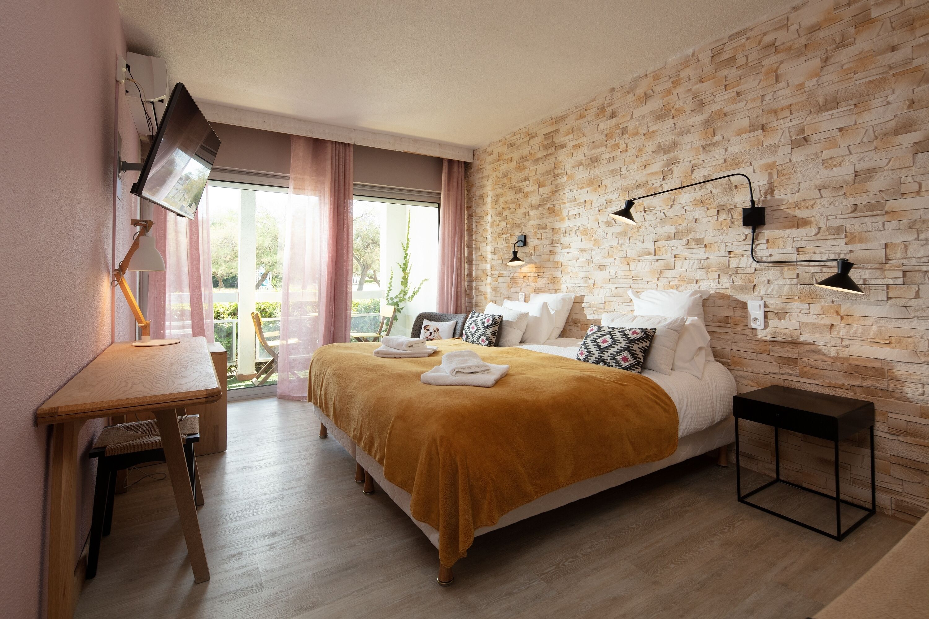 Ropa de cama de alta calidad y minibar 