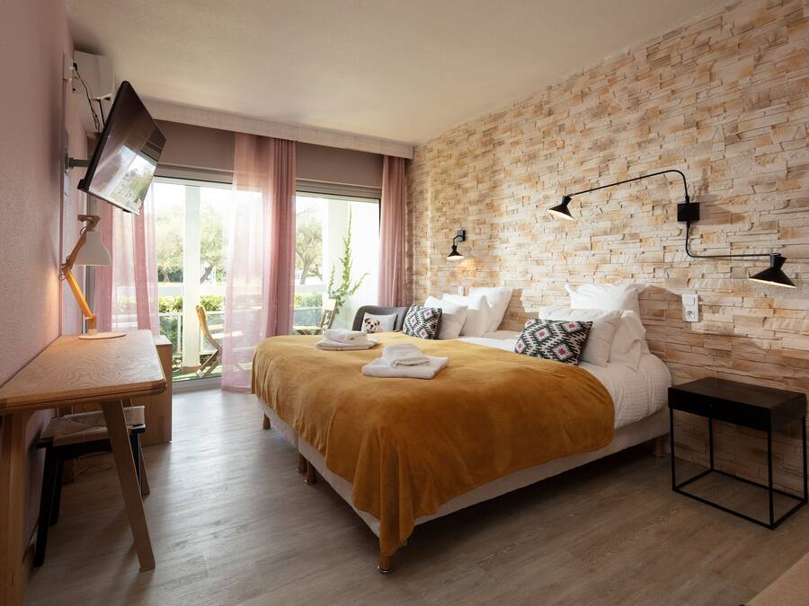 Dobbelt- eller tomannsrom – superior, terrasse, hageutsikt | Sengetøy av topp kvalitet, minibar, safe på rommet og skrivebord