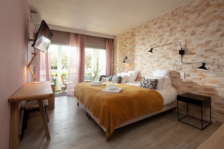 Ropa de cama de alta calidad y minibar . Hotel Saint Clair