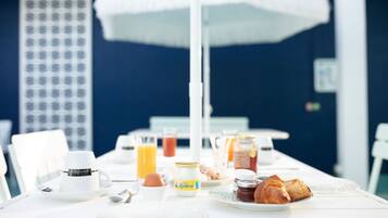 Petit déjeuner continental (14 EUR par personne)