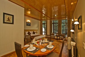 奢華雙人房, 1 張加大雙人床, 山景 | 房內用餐