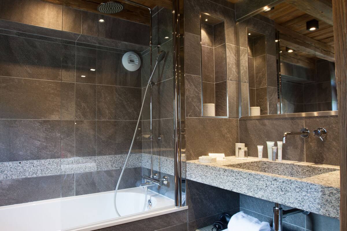 family room | bathroom | free toiletries, hair dryer, bathrobes, slippers