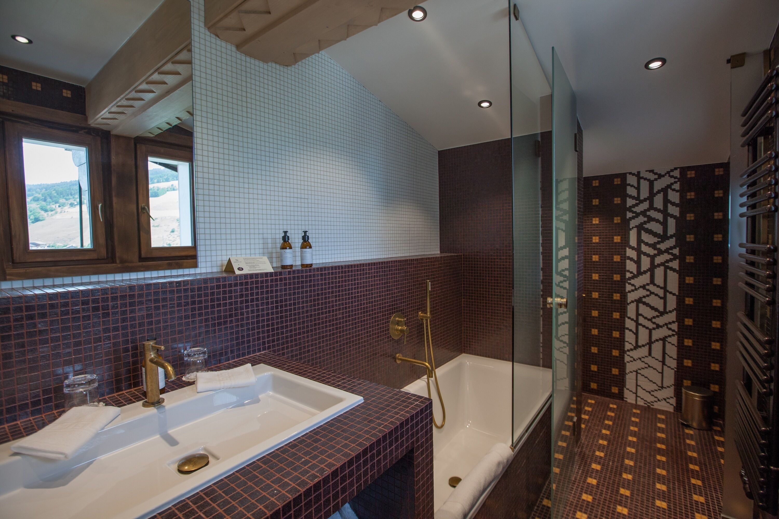 Een moderne badkamer met een groot wastafel, een bad en een douche.