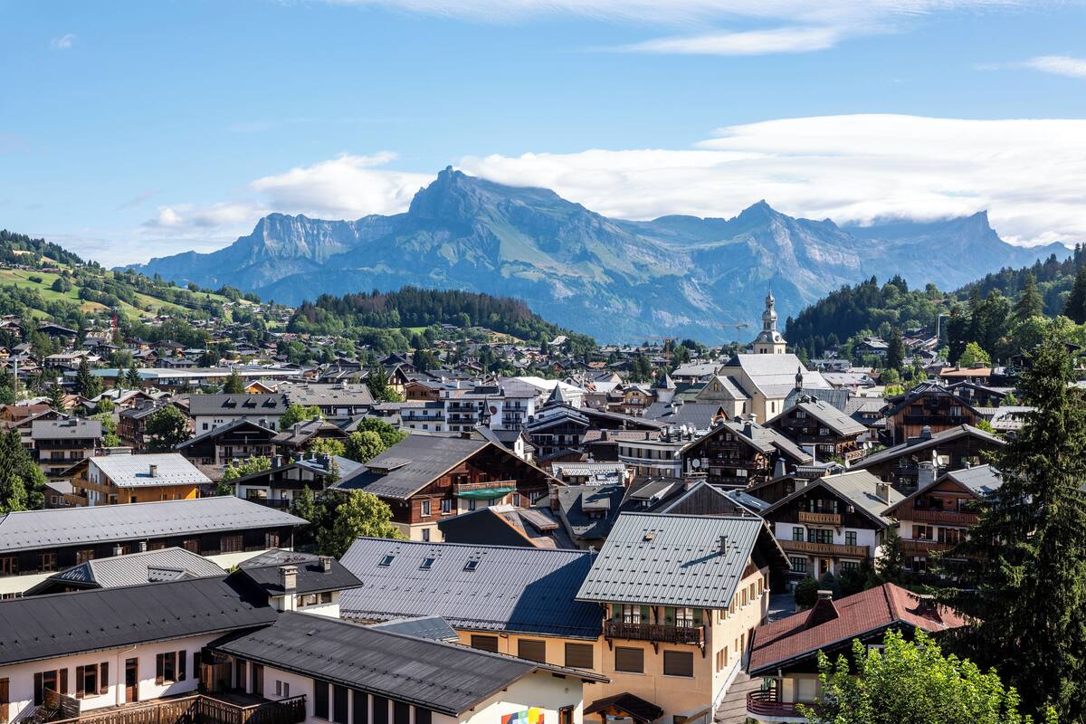 Eine Stadt mit traditioneller Architektur, umgeben von Bergen.