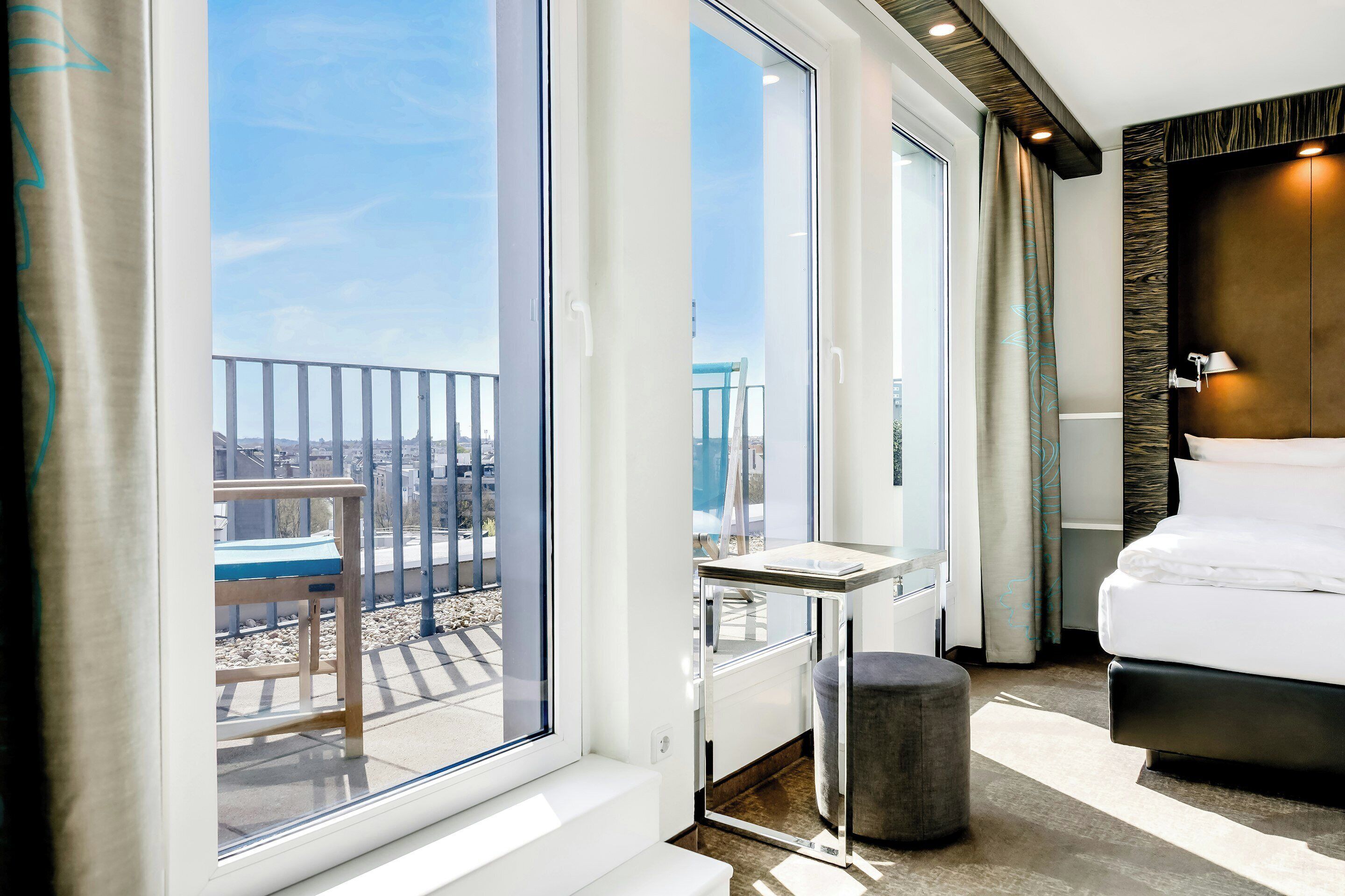 SPECIAL ONE with a balcony | ملاءات من القطن المصري وأغطية فراش متميزة ومكتب وستائر تعتيم