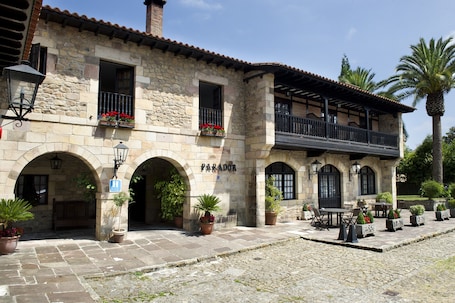 Terrace/patio. Parador de Santillana del Mar