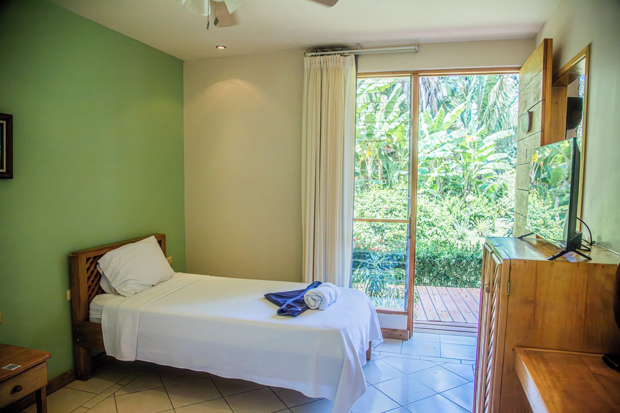 1 bedroom, down duvets, tempur-pedic beds, in-room safe