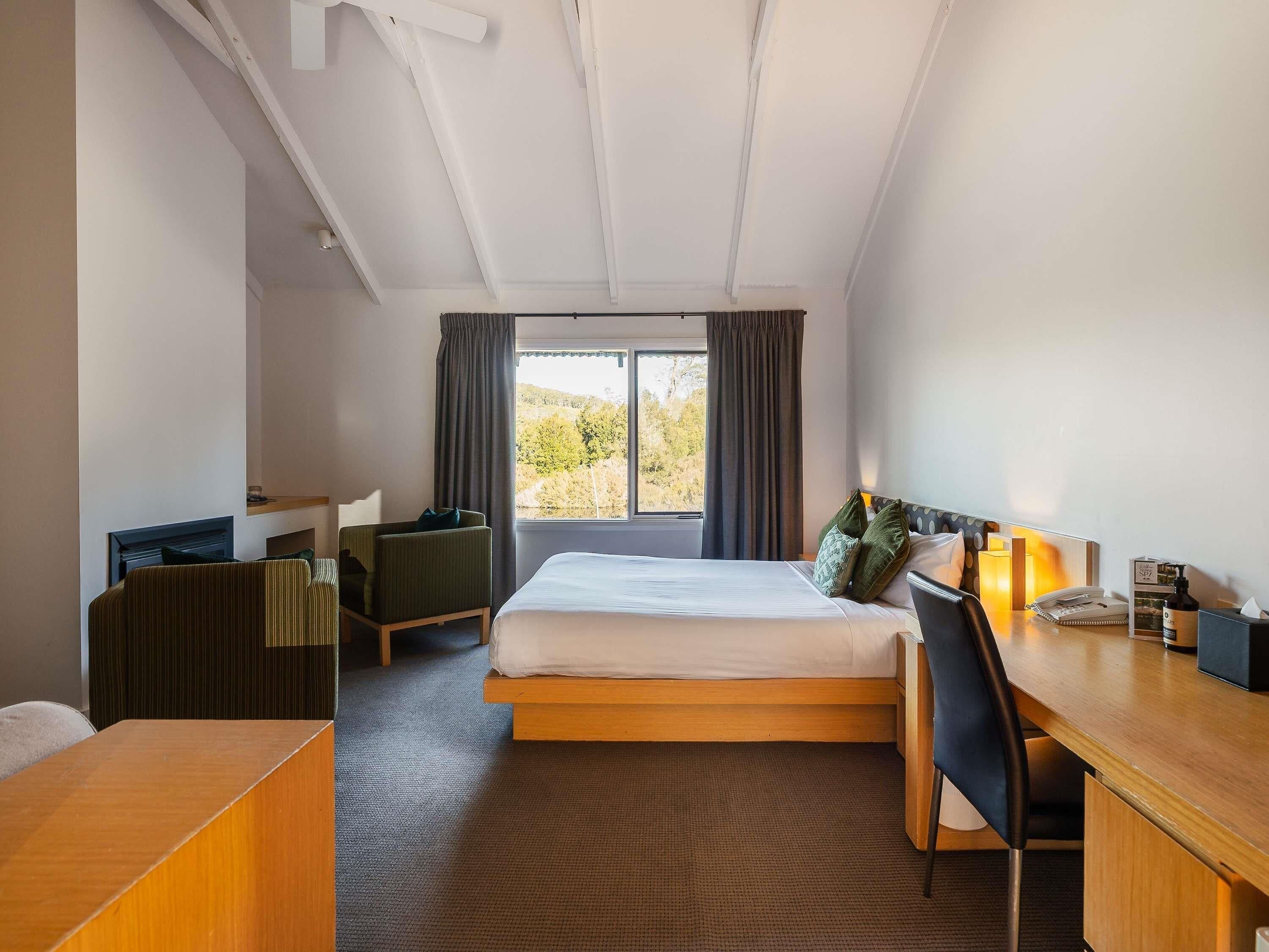 Cabin, 1 Queen Bed | Premium bedding, minibar, blackout drapes, iron/ironing board