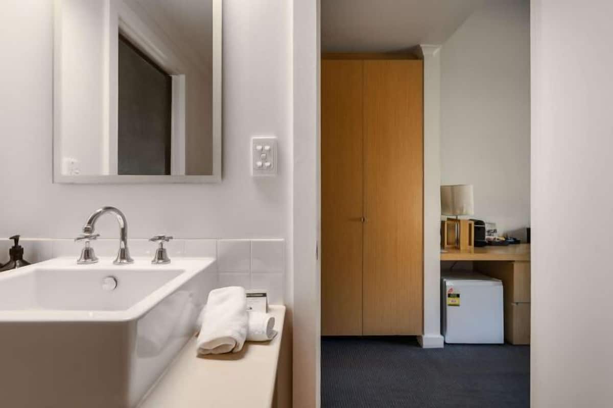 Salle de bain | Articles de toilette de luxe, sèche-cheveux, serviettes fournies, savon