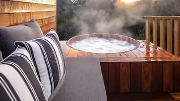 Suite, 1 Tempat Tidur King | Seprai premium, minibar, tirai kedap cahaya, dan setrika/meja setrika