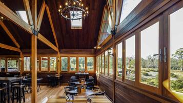 2 restaurants, breakfast served