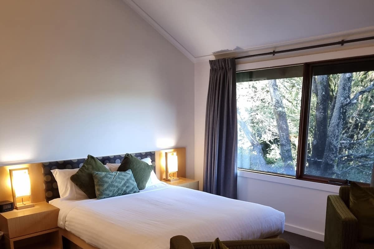 Ropa de cama de alta calidad, minibar, cortinas opacas