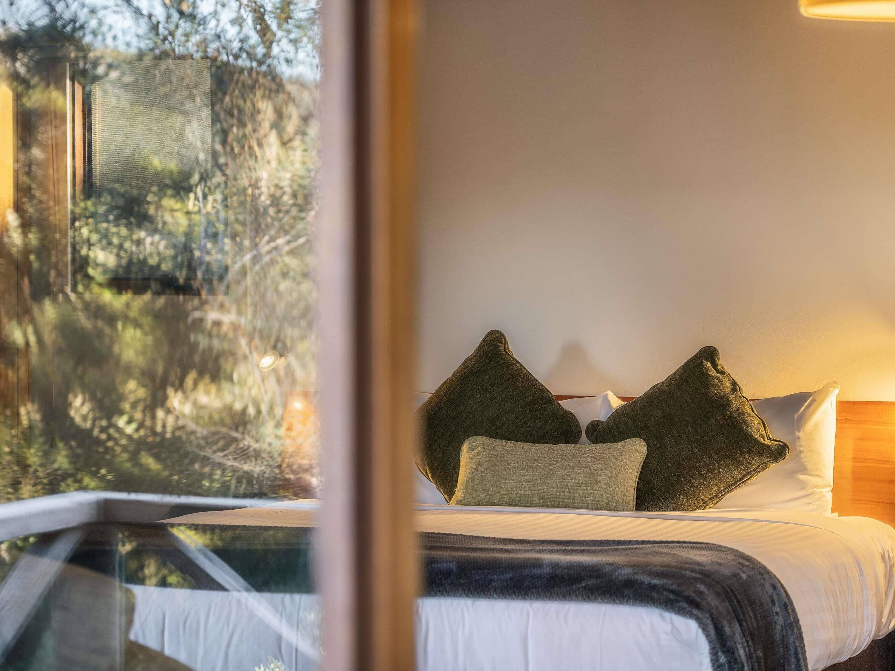 Suite, 1 King Bed with Sofa bed | Premium bedding, minibar, blackout drapes, iron/ironing board