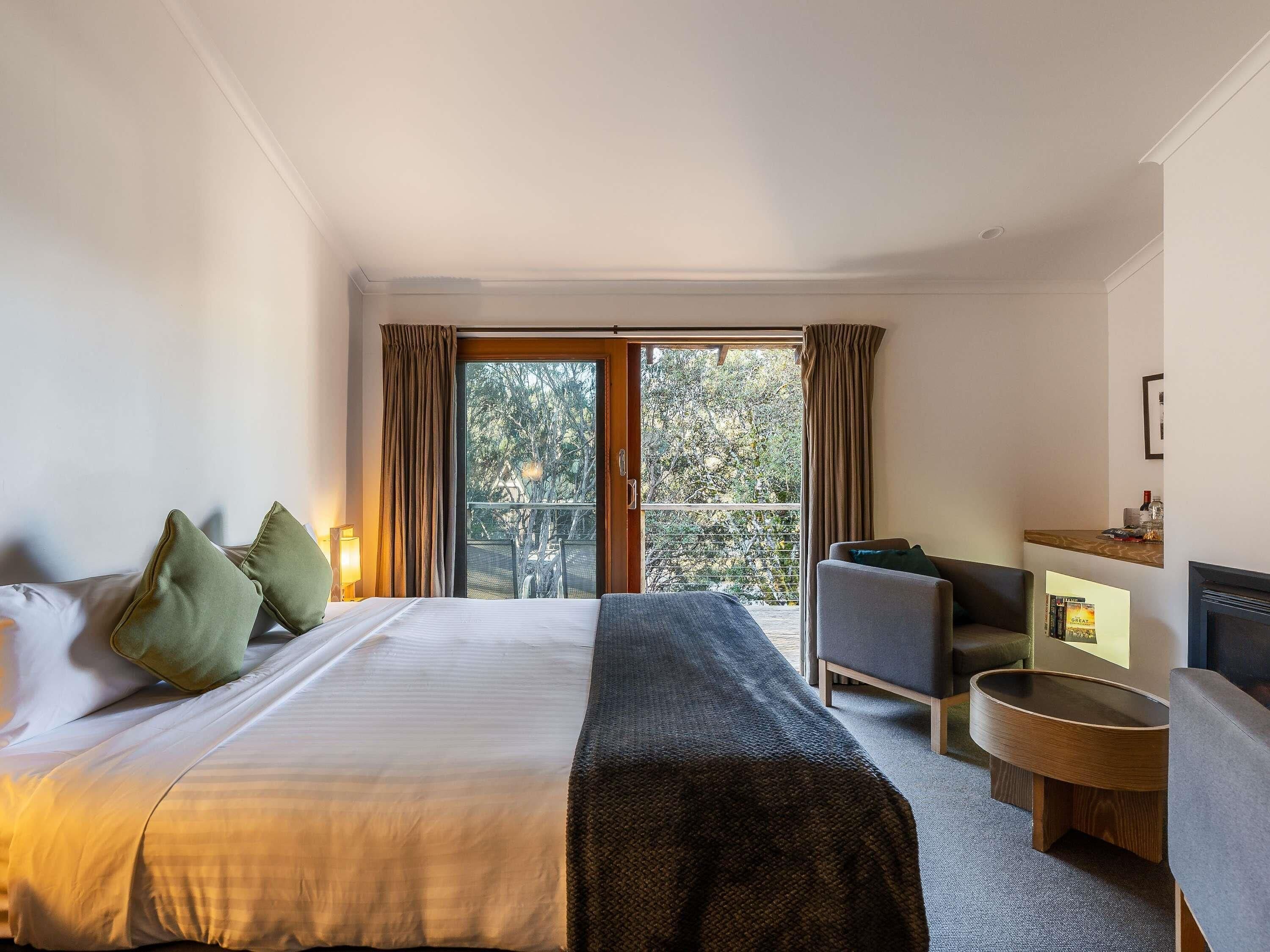 Cabin, 1 King Bed | Premium bedding, minibar, blackout drapes, iron/ironing board