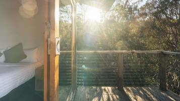 Cabin, 1 King Bed | Premium bedding, minibar, blackout curtains, iron/ironing board