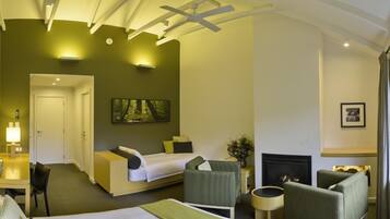 Roupas de cama premium, frigobar, cortinas blackout