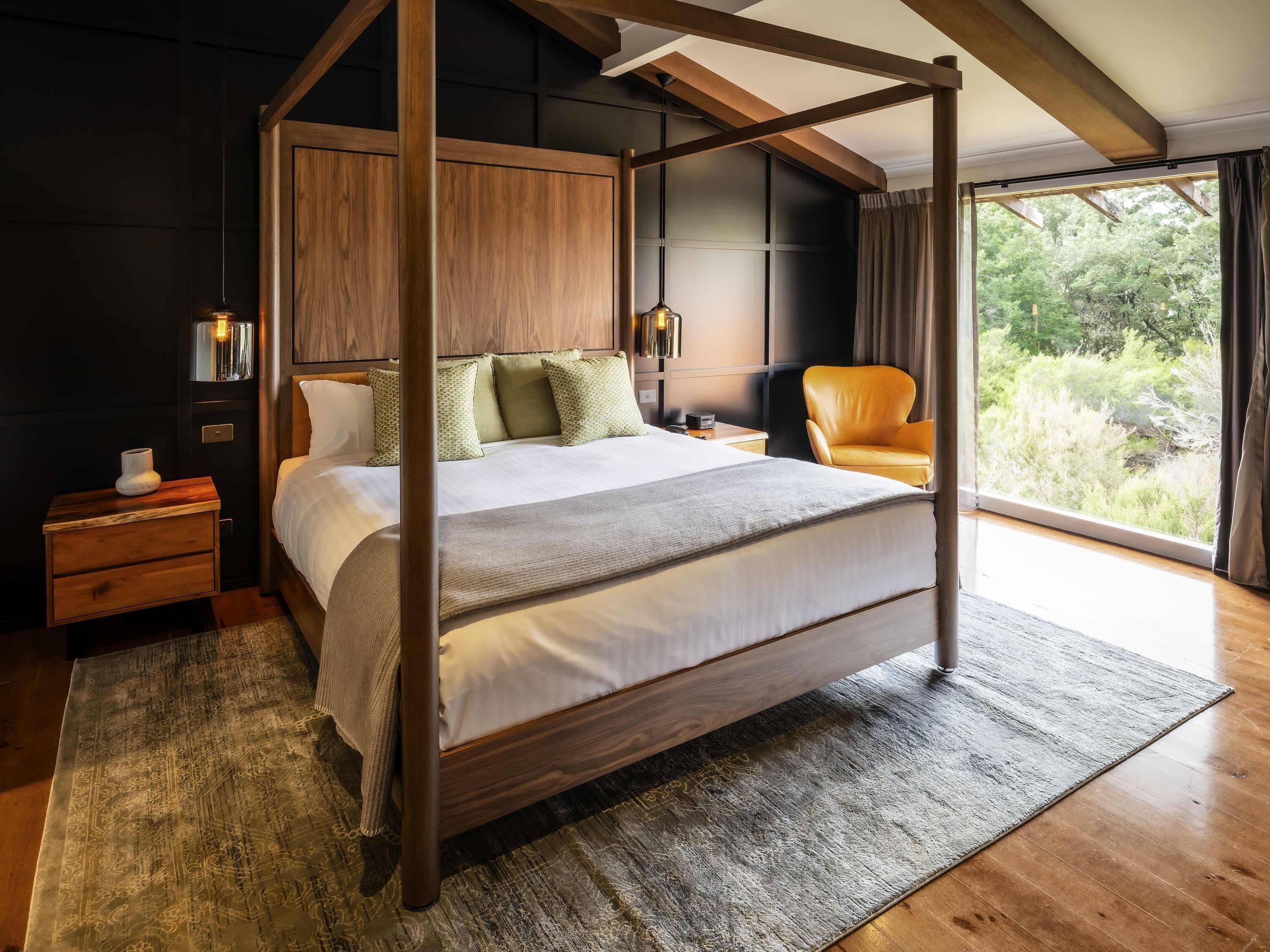 Suite, 1 King Bed | Premium bedding, minibar, blackout curtains, iron/ironing board