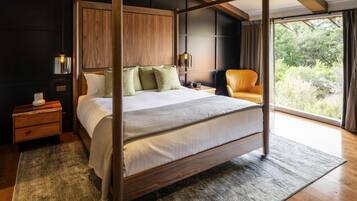 Suite, 1 King Bed | Premium bedding, minibar, blackout curtains, iron/ironing board