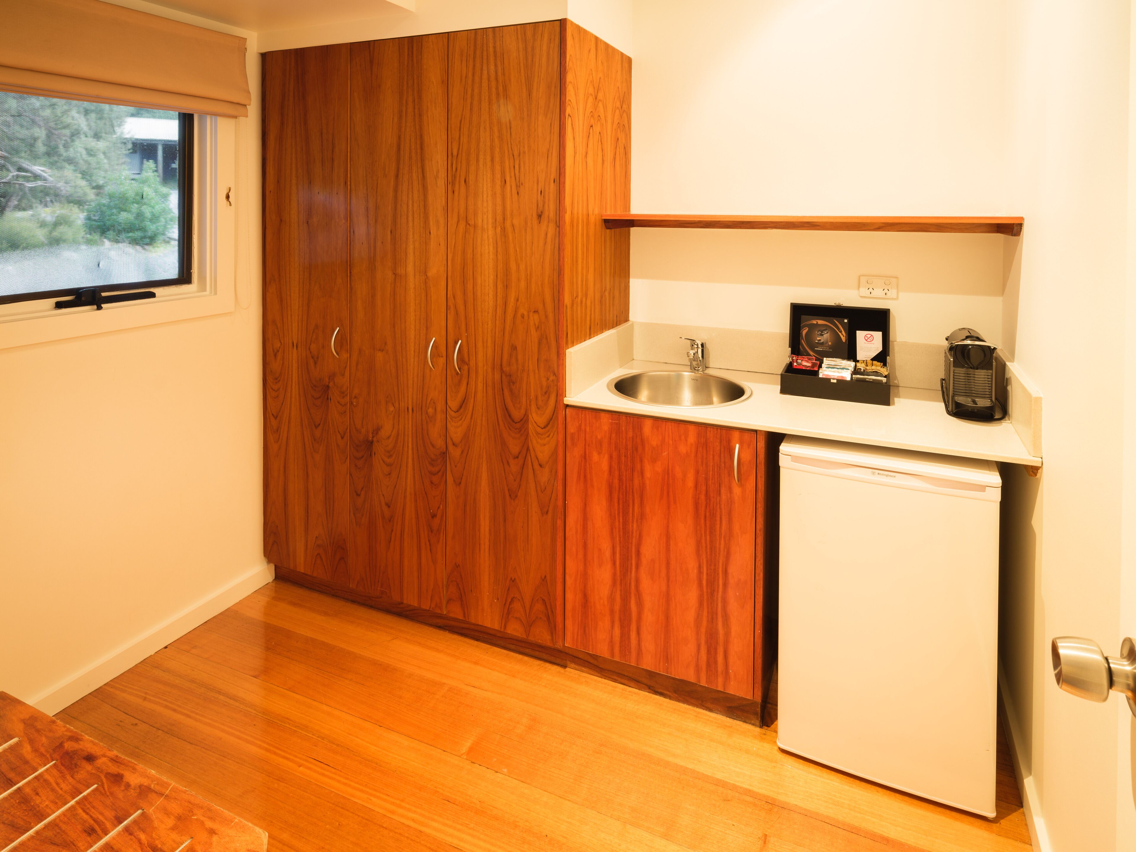 fridge, coffee/tea maker, electric kettle