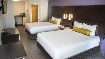 Habitación, 2 camas Queen size | Baño | Regadera y toallas