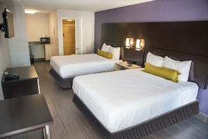 Kamer, 2 queensize bedden | Badkamer | Een douche, handdoeken