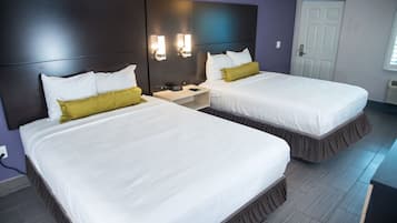 Habitación, 2 camas de matrimonio | Escritorio, espacio para trabajar con un portátil, wifi gratis