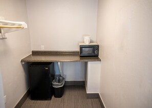 Frigobar, microondas, cafetera/tetera