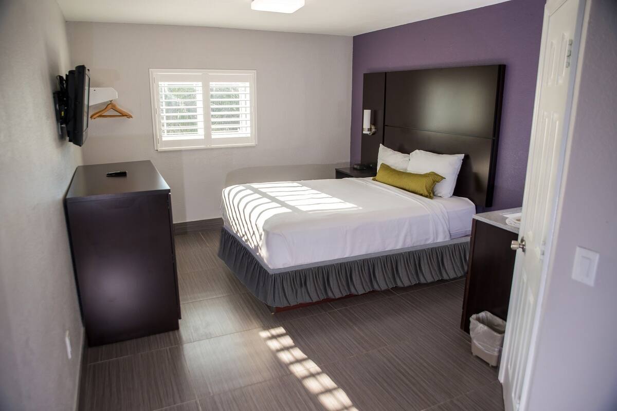 Queen Room with Kitchen | Desk, laptop workspace, WiFi (free), bed sheets