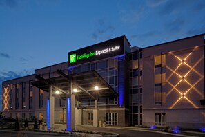 A Holiday Inn Express & Suites building with a covered entrance and a clear sky. - Holiday Inn Express Hotel Saint - Hyacinthe by IHG (Saint Hyacinthe)