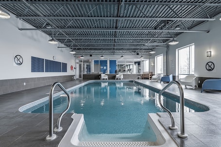 Piscina coperta. Holiday Inn Express Hotel Saint - Hyacinthe by IHG