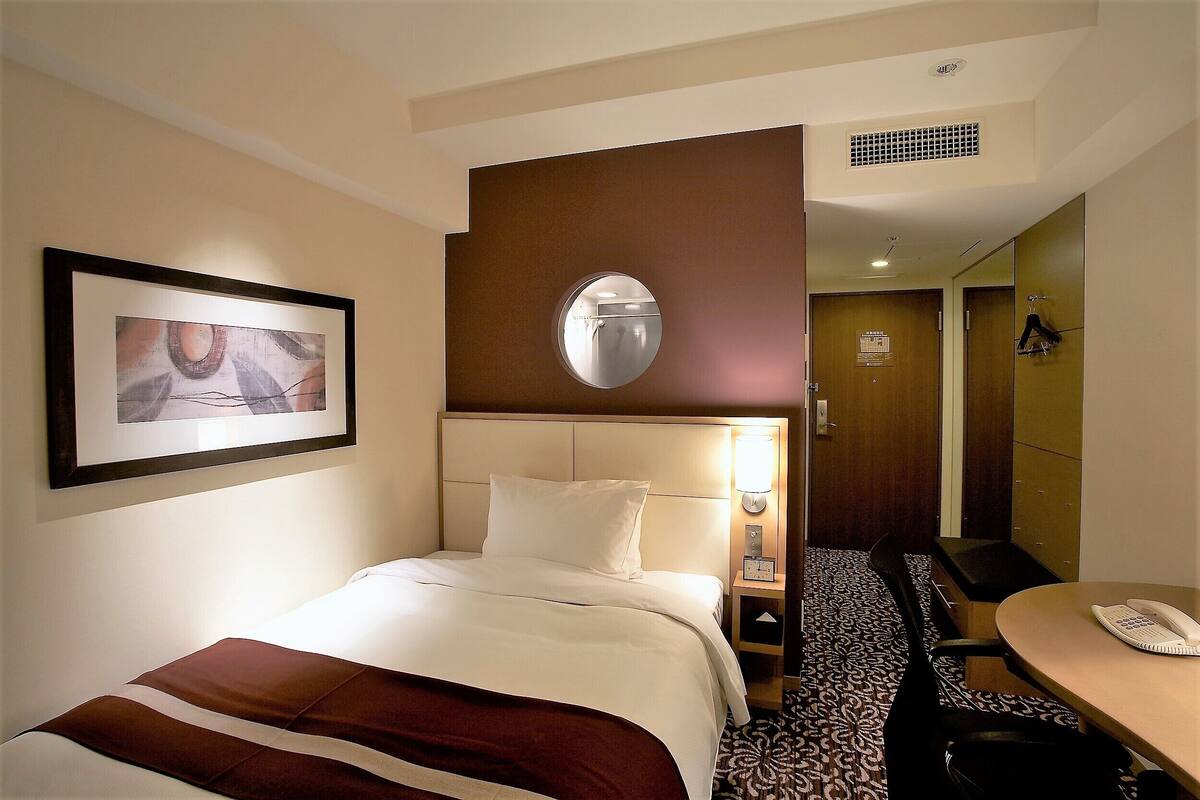 Premium bedding, in-room safe, blackout curtains, soundproofing