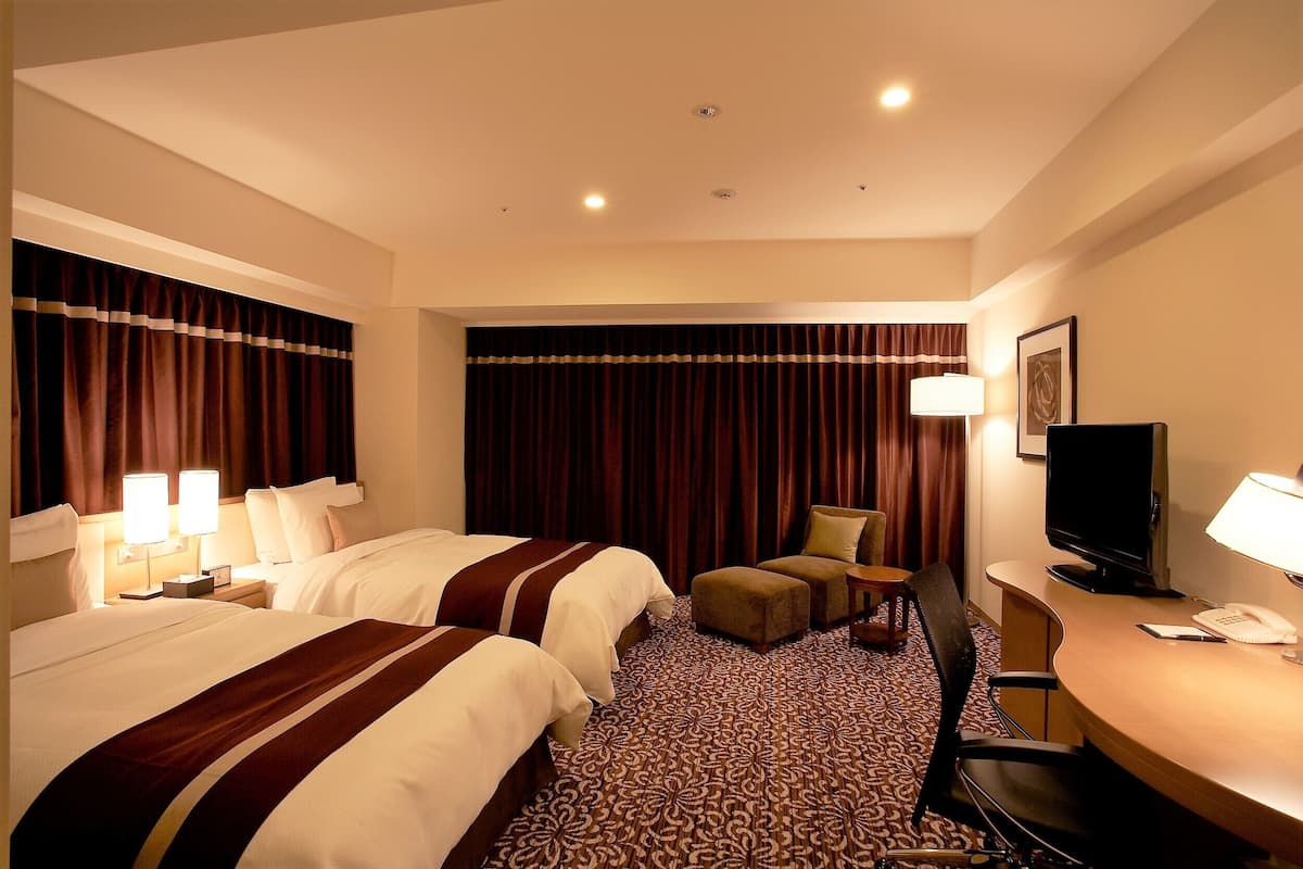 Corner Deluxe Twin Room | Premium bedding, in-room safe, blackout curtains, soundproofing