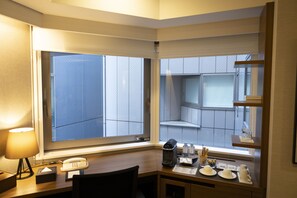 Ropa de cama de alta calidad y caja de seguridad en la habitación 