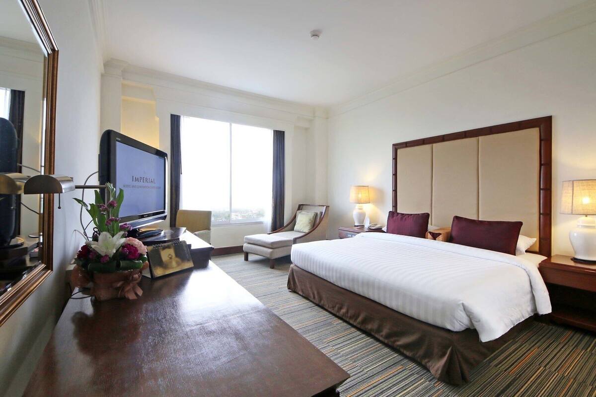 In-room safe, desk, blackout drapes, soundproofing